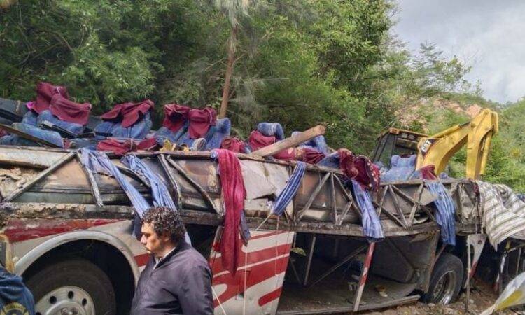 Durante la mañana, autoridades del estado de Oaxaca reportan un accidente donde un autobús de pasajeros, protagonizó un choque-volcadura,