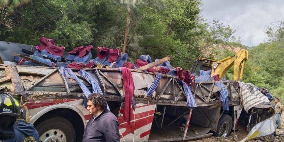 Durante la mañana, autoridades del estado de Oaxaca reportan un accidente donde un autobús de pasajeros, protagonizó un choque-volcadura,