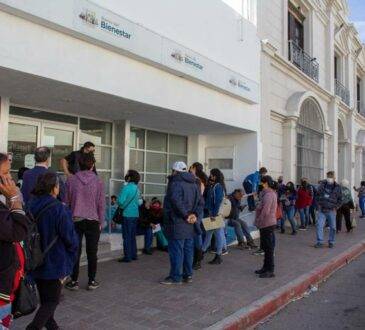 Decenas de adultos mayores hicieron fila durante cuatro horas para cobrar en ventanilla la pensión universal, por falla en Banco Bienestar