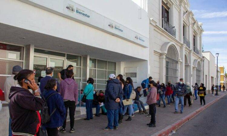 Decenas de adultos mayores hicieron fila durante cuatro horas para cobrar en ventanilla la pensión universal, por falla en Banco Bienestar