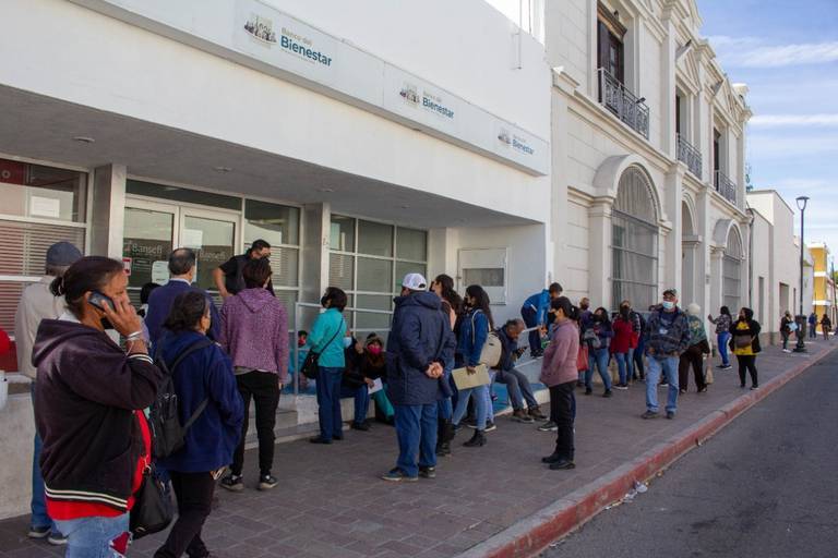 Decenas de adultos mayores hicieron fila durante cuatro horas para cobrar en ventanilla la pensión universal, por falla en Banco Bienestar