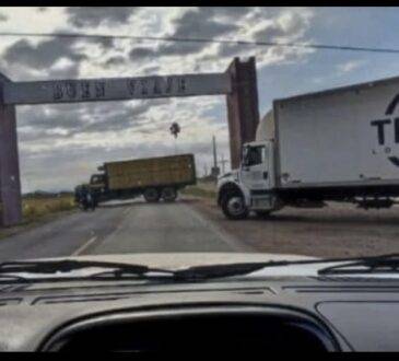 Fueron colocados bloqueos por parte de grupos armados con tráilers y tractocamiones que fueron despojados en forma violenta
