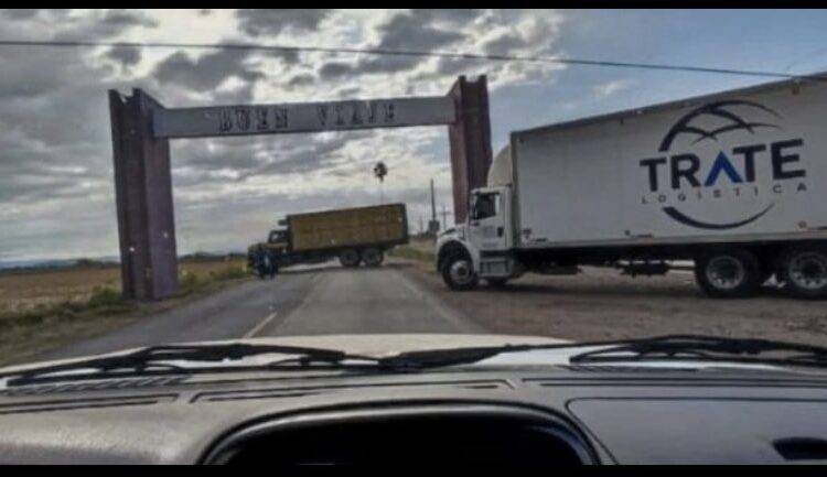 Fueron colocados bloqueos por parte de grupos armados con tráilers y tractocamiones que fueron despojados en forma violenta