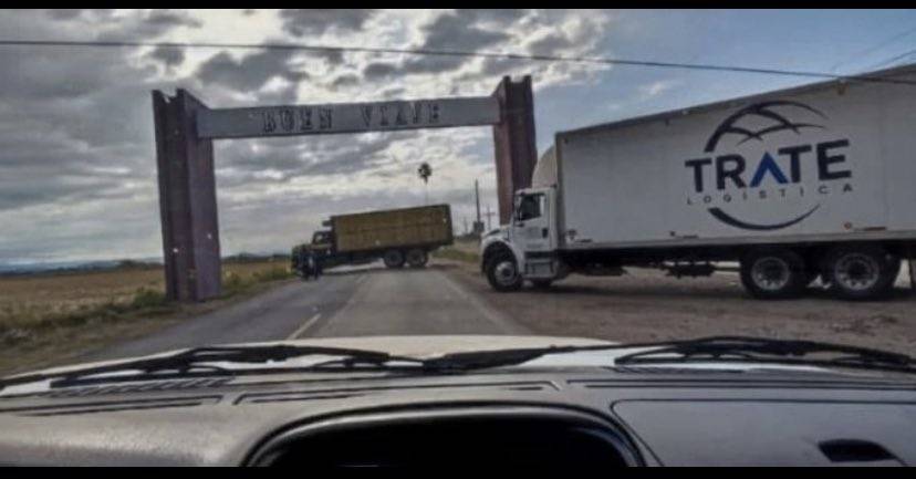 Fueron colocados bloqueos por parte de grupos armados con tráilers y tractocamiones que fueron despojados en forma violenta