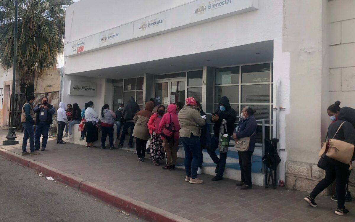 TODO indica que nos estamos acostumbrando a las largas filas de adultos mayores en las banquetas donde se ubican los bancos del Bienestar.