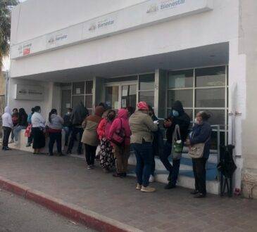 TODO indica que nos estamos acostumbrando a las largas filas de adultos mayores en las banquetas donde se ubican los bancos del Bienestar.