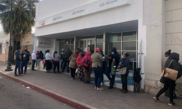 TODO indica que nos estamos acostumbrando a las largas filas de adultos mayores en las banquetas donde se ubican los bancos del Bienestar.