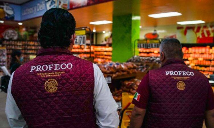 Estas personas acuden a los negocios uniformados para luego, después de supuestamente encontrar una irregularidad, pedir una “mordida”.