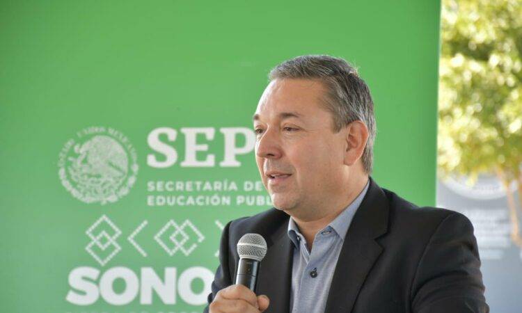Aarón Grageda, secretario de Educación en Sonora, asegura que los uniformes se entregarán en octubre.
