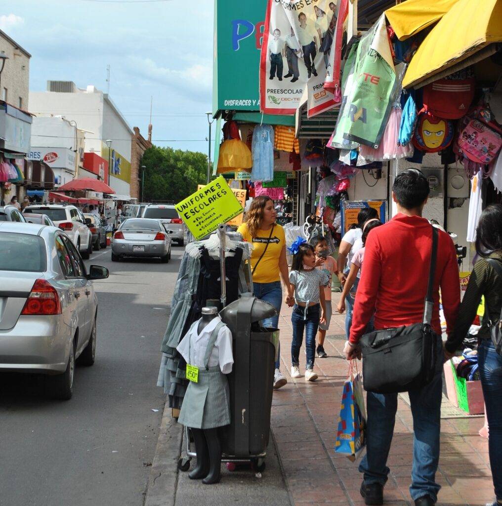 Algunos padres de familia optaron por comprar uno nuevo antes de inicio de clases pues ya no le queda el del año pasado.