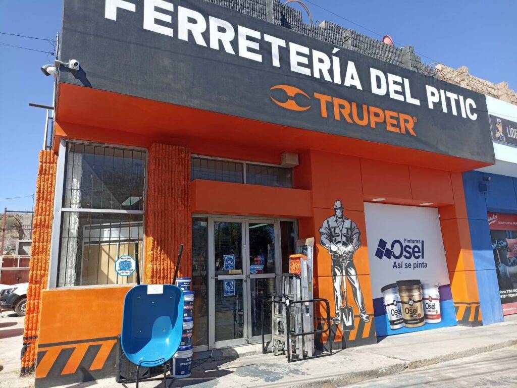 Dirige una empresa de ferretería y una mayorista de construcción.
