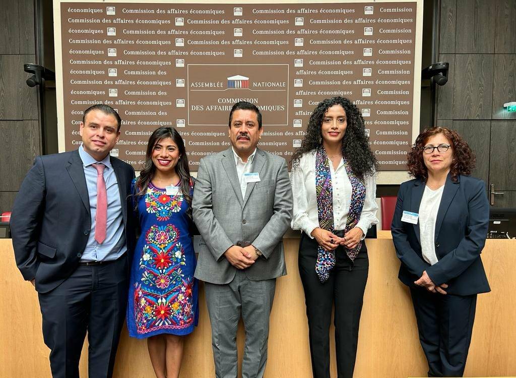 Integrantes de la Comisión, en París: Miguel Ángel Varela Pinedo, Nohemí Salazar López, Roberto Carlos López García, Edna Díaz Acevedo y la diputada hermosillense Judith Córdova Tánori.