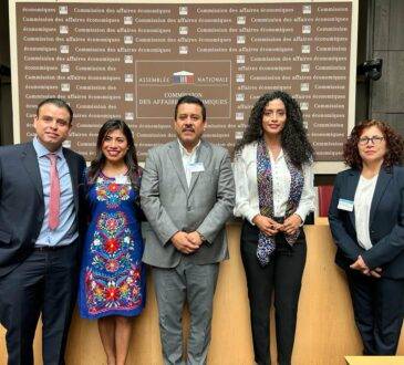 Integrantes de la Comisión, en París: Miguel Ángel Varela Pinedo, Nohemí Salazar López, Roberto Carlos López García, Edna Díaz Acevedo y la diputada hermosillense Judith Córdova Tánori.