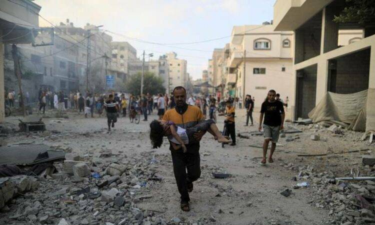 Más de 1,800 palestinos han muerto hasta el momento a causa de los ataques aéreos israelíes y destrucción de infraestructuras.