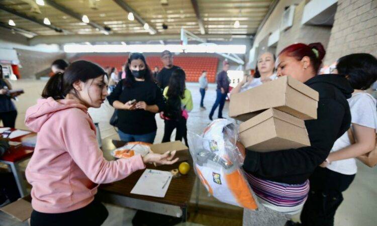 A dos meses después del nuevo ciclo escolar en Sonora y apenas ayer se anunció la entrega de los nuevos uniformes escolares en Cajeme