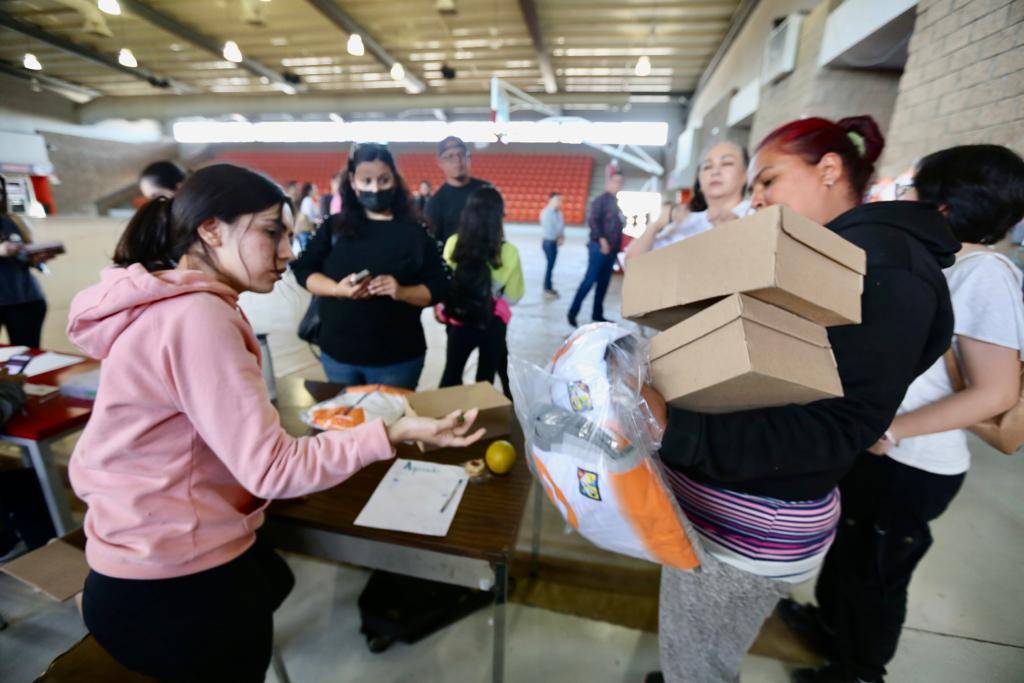 A dos meses después del nuevo ciclo escolar en Sonora y apenas ayer se anunció la entrega de los nuevos uniformes escolares en Cajeme