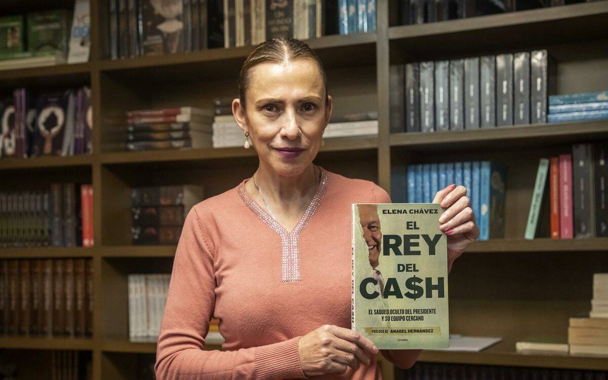 La autora escribió un libro titulado el “Rey del Cash”, en donde denuncia la forma en la que López Obrador desvió millones de pesos