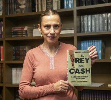 La autora escribió un libro titulado el “Rey del Cash”, en donde denuncia la forma en la que López Obrador desvió millones de pesos