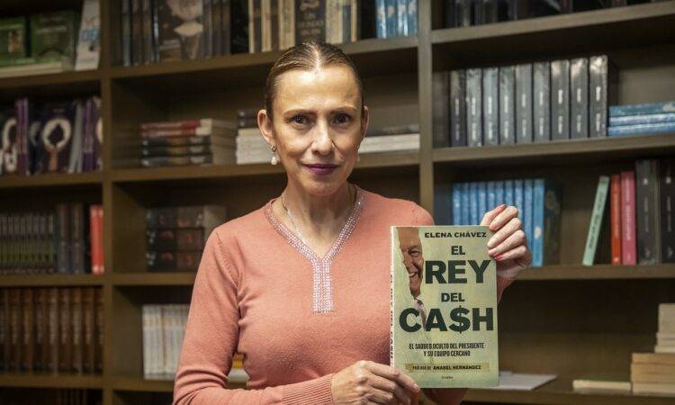 La autora escribió un libro titulado el “Rey del Cash”, en donde denuncia la forma en la que López Obrador desvió millones de pesos