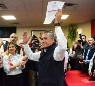 El ex gobernador de Sonora Manlio Fabio Beltrones Rivera, dejó abierta la posibilidad de contender al Senado por la vía plurinominal bajo las siglas del PRD y del PRI