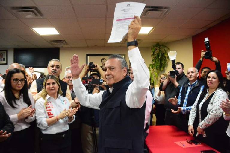 El ex gobernador de Sonora Manlio Fabio Beltrones Rivera, dejó abierta la posibilidad de contender al Senado por la vía plurinominal bajo las siglas del PRD y del PRI
