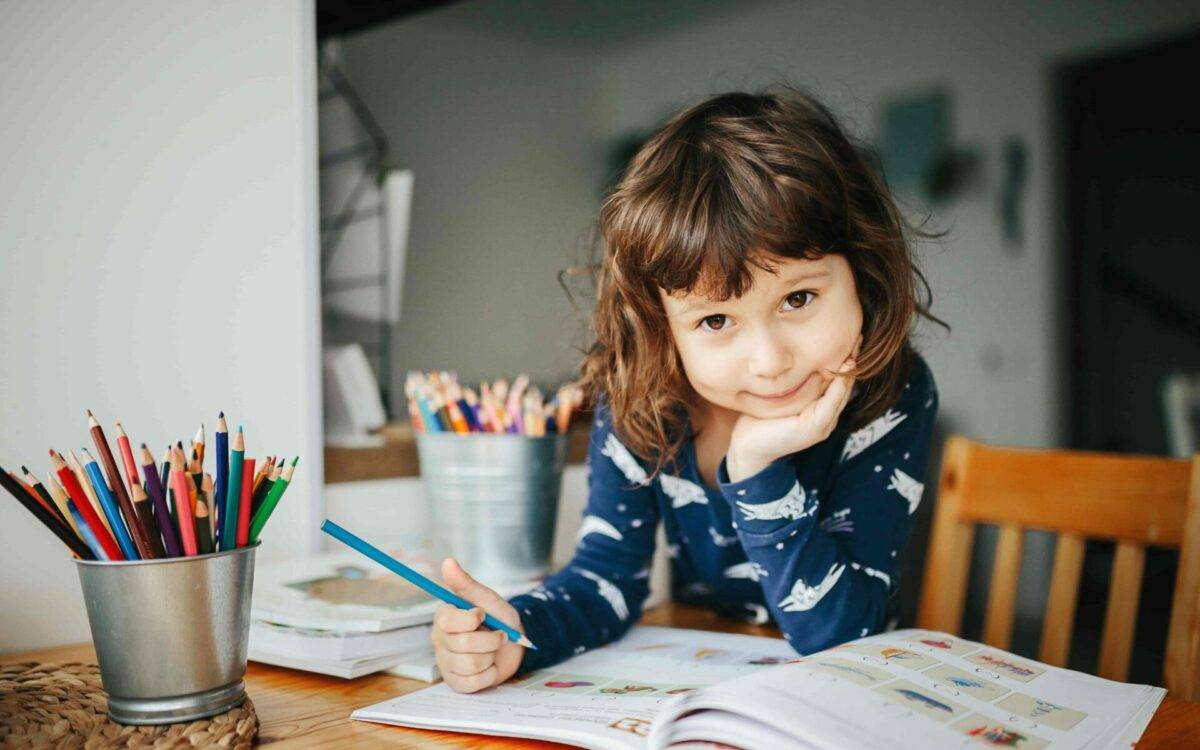 La educación en el hogar, también conocida como homeschooling, ha ganado popularidad en los últimos años debido a sus múltiples ventajas.