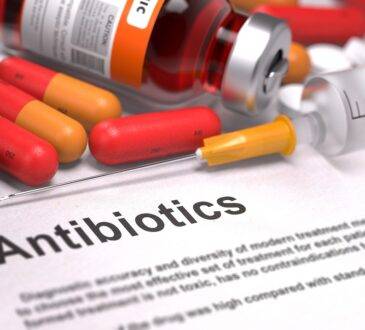 La mayoría de los antibióticos cuando son producidos naturalmente por las bacterias para controlar a otras bacterias, lo hacen en pequeñas cantidades y las mismas bacterias los regulan