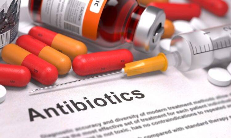 La mayoría de los antibióticos cuando son producidos naturalmente por las bacterias para controlar a otras bacterias, lo hacen en pequeñas cantidades y las mismas bacterias los regulan