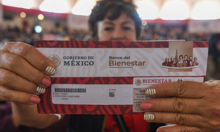 A las personas que en enero se les venció la tarjeta del Bienestar para adultos mayores o para personas con discapacidad tienen hasta el 27 del mes para recoger el nuevo plástico