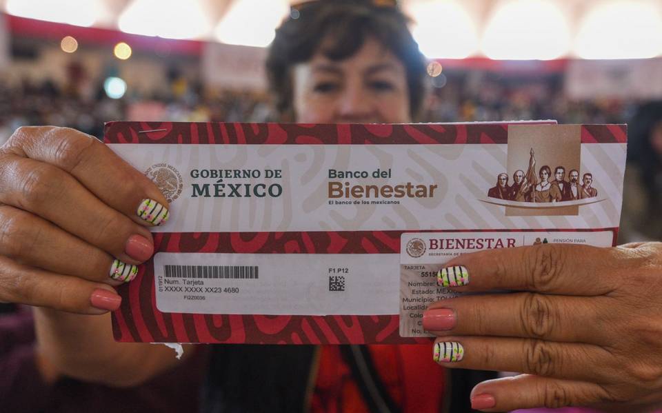 A las personas que en enero se les venció la tarjeta del Bienestar para adultos mayores o para personas con discapacidad tienen hasta el 27 del mes para recoger el nuevo plástico