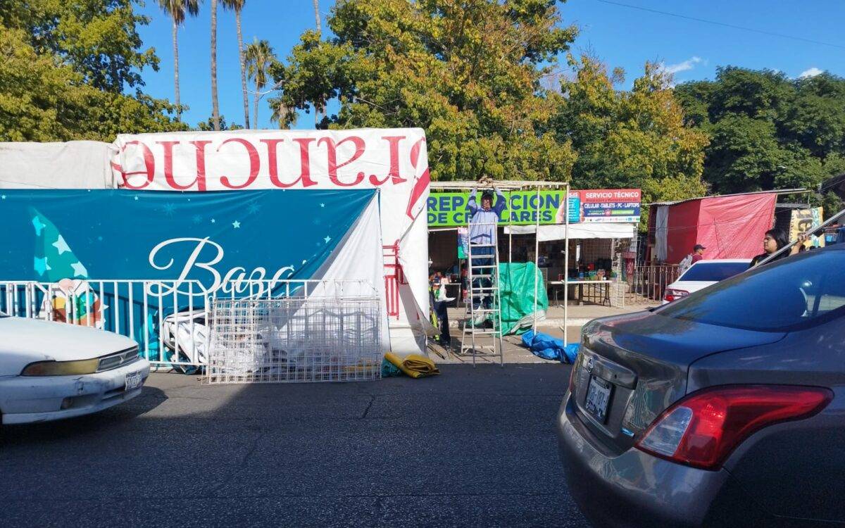 Varios locatarios decidieron levantar sus puestos, pese a que faltan días de que acabe el permiso que se les otorgó, pues cayeron las ventas