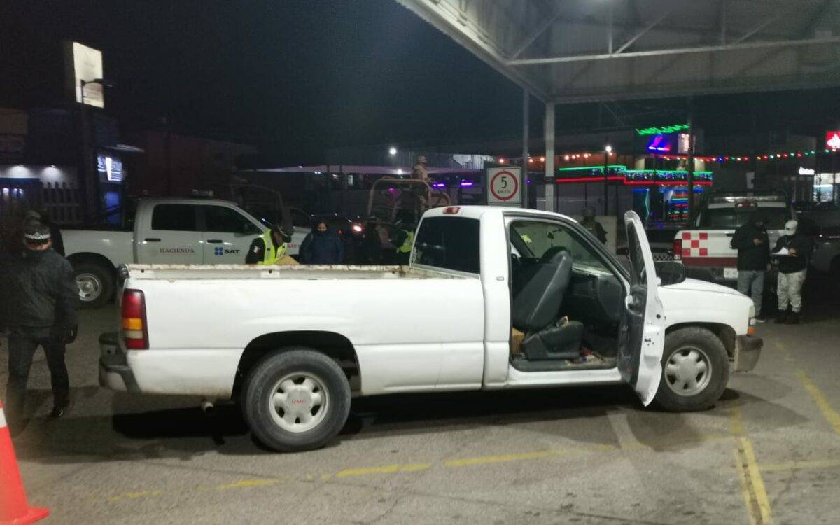 La Aduana de Agua Prieta, se percató que el conductor pretendía ingresar con cartuchos útiles a territorio Nacional en una camioneta blanca