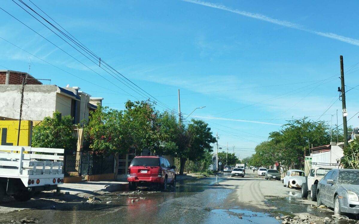 Desde el martes de la semana pasada surgió una fuga de aguas negras en la colonia López Portillo, originado por un franje colapsado