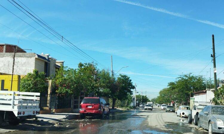 Desde el martes de la semana pasada surgió una fuga de aguas negras en la colonia López Portillo, originado por un franje colapsado