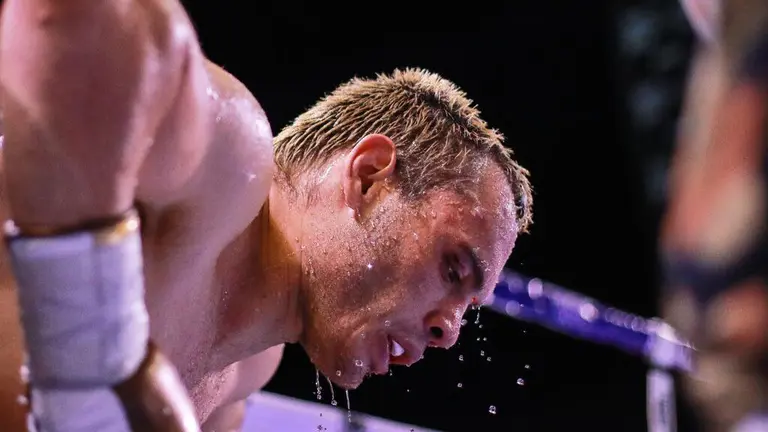 La policía llevó a cabo un cateo en su hogar, quienes descubrieron la existencia de un arma ilegal, siendo retenido en la cárcel de Van Nuys