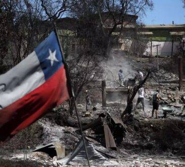 Solo en la ciudad de Valparaíso han ardido 14,000 casas. Las autoridades han decretado toque de queda para facilitar las labores de extinción.