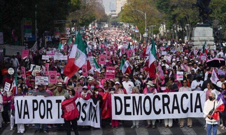 México está en camino de convertirse en una dictadura y en un narcoestado, que son regímenes que concentra el poder en un solo hombre o en una camarilla