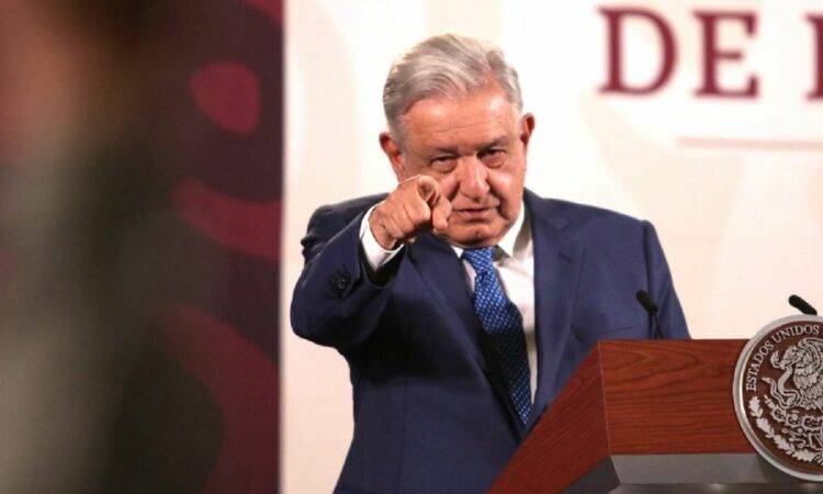 El presidente López Obrador miente en sus discursos, utiliza toda suerte de engaños, acaricia la vanidad, odia al pasado y con eso se gana a las masas