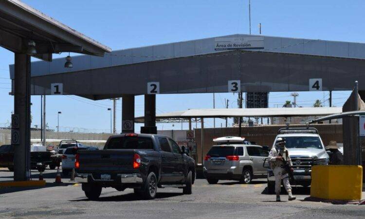 El paso peatonal hacía Estados Unidos de fue cerrado por tres ocasiones de 1:00 a 4:00 de la mañana, por problemas de aglomeraciones de gente