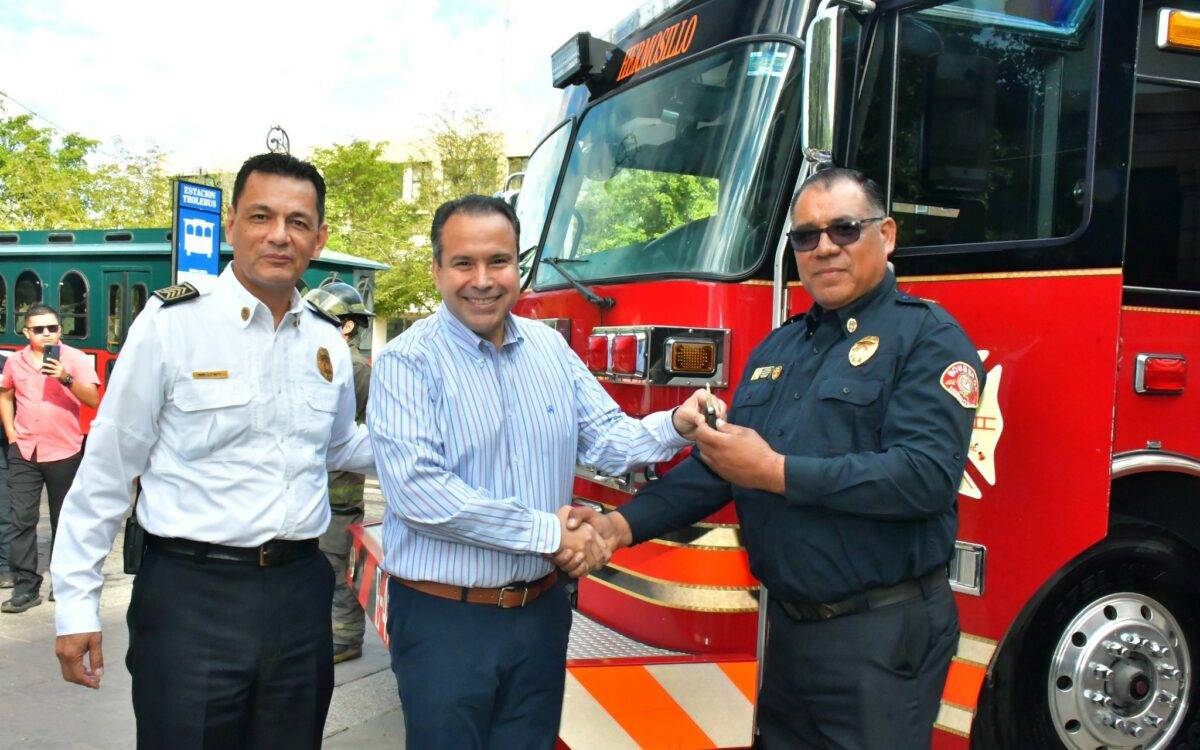 El presidente municipal, Antonio Astiazarán, entregó un total de seis unidades motorizadas al cuerpo de bomberos, una de ellas eléctrica