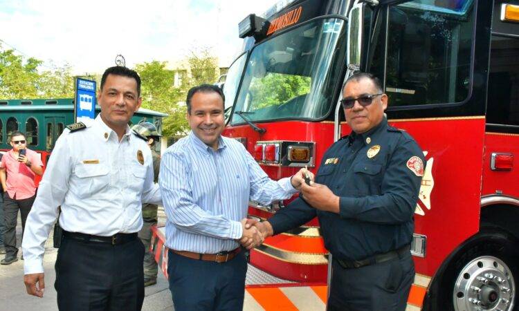 El presidente municipal, Antonio Astiazarán, entregó un total de seis unidades motorizadas al cuerpo de bomberos, una de ellas eléctrica