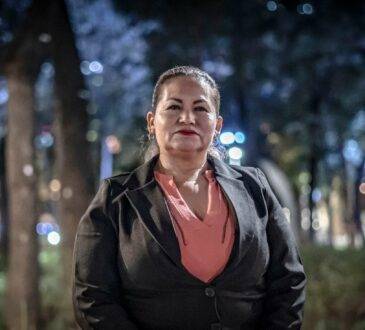 Tomar una pala, un pico y excavar en terrenos desolados en condiciones de riesgo, una labor motivada por el amor por sus hijos ...