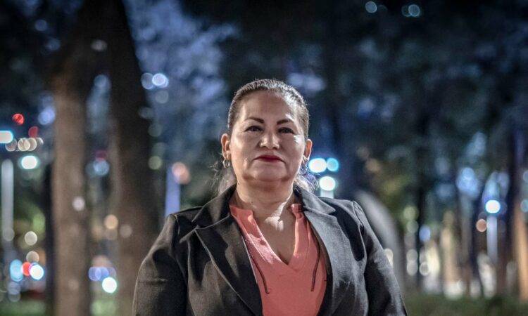 Tomar una pala, un pico y excavar en terrenos desolados en condiciones de riesgo, una labor motivada por el amor por sus hijos ...