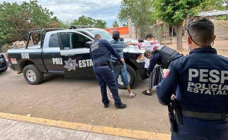 Autoridades federales aseguraron en Sonora un vehículo con cinco menores de edad y dos adultos, en el que transportaban heroína, que tenía como destino el mercado ilegal