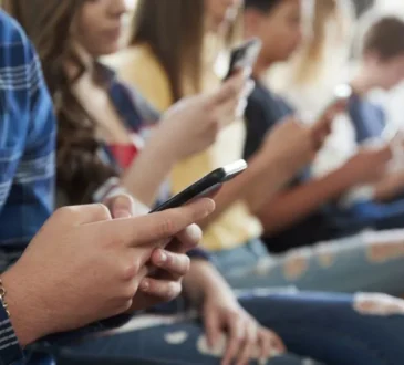 Un grupo de alumnos creó un chat en aplicación para teléfono inteligente, donde divulgaron fotografías y videos de sus compañeras.