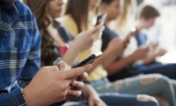 Un grupo de alumnos creó un chat en aplicación para teléfono inteligente, donde divulgaron fotografías y videos de sus compañeras.