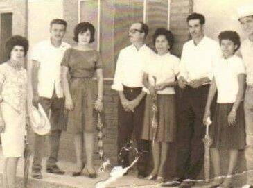 En la gráfica aparecen de izquierda a derecha: la profesora Lencha Ramírez, el profesor Pedro Acuña y su esposa Manuelita, el profesor Bernardo Fimbres, el profesor Manuel Antonio Urquijo, la profesora Adela Acuña Coronado, la profesora Cany y el profesor Pancho, solo faltó el profesor Tito. Quizá la foto se tomó al concluir la década de los sesenta y la locación tal vez fue en algún lugar de la ciudad de Tepic, Nayarit, a donde se dirigían cada verano a estudiar la carrera magisterial.