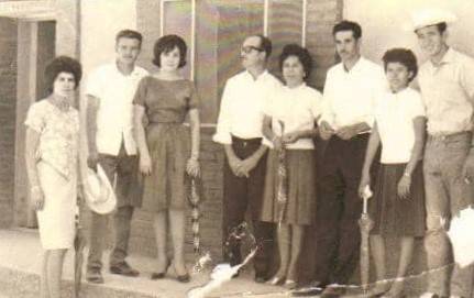 En la gráfica aparecen de izquierda a derecha: la profesora Lencha Ramírez, el profesor Pedro Acuña y su esposa Manuelita, el profesor Bernardo Fimbres, el profesor Manuel Antonio Urquijo, la profesora Adela Acuña Coronado, la profesora Cany y el profesor Pancho, solo faltó el profesor Tito. Quizá la foto se tomó al concluir la década de los sesenta y la locación tal vez fue en algún lugar de la ciudad de Tepic, Nayarit, a donde se dirigían cada verano a estudiar la carrera magisterial.
