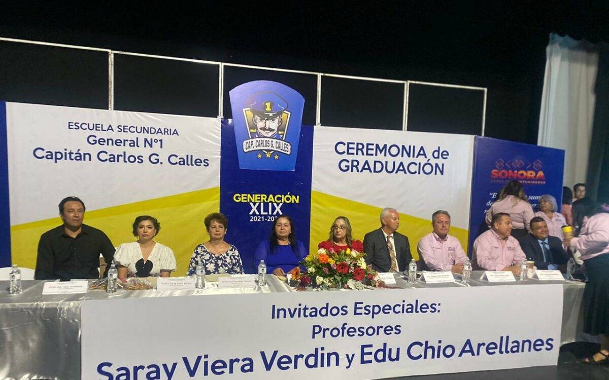 Estudiantes y sus familias celebran con orgullo alcanzar un escalón más en sus estudios.