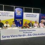 Estudiantes y sus familias celebran con orgullo alcanzar un escalón más en sus estudios.